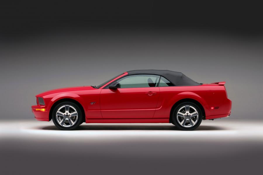  Ford Mustang GT Convertible 2005 года  (фото 24 из 44)